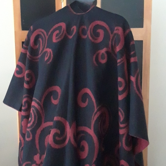 Reversible Printed Poncho w/fringes - Picture 13 of 16